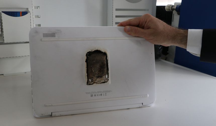 Dizüstü bilgisayarı patladı; o anlar kameraya yansıdı