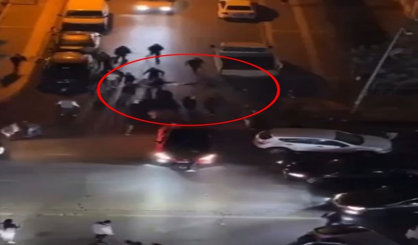 Düğün salonu önünde silahlı kavga