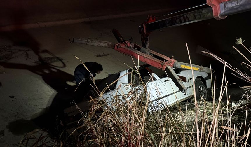 Efeler'de otomobil su kanalına uçtu