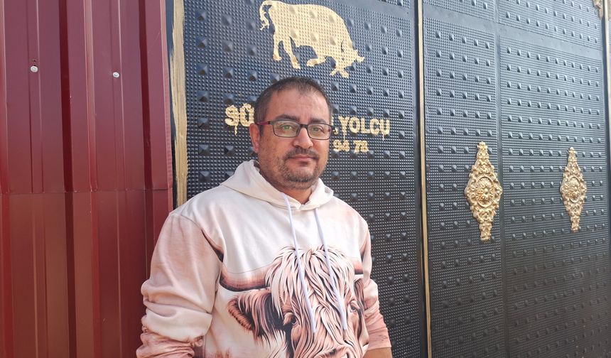 Engerek yılanını kuyruğundan yakalayarak doğaya bıraktı