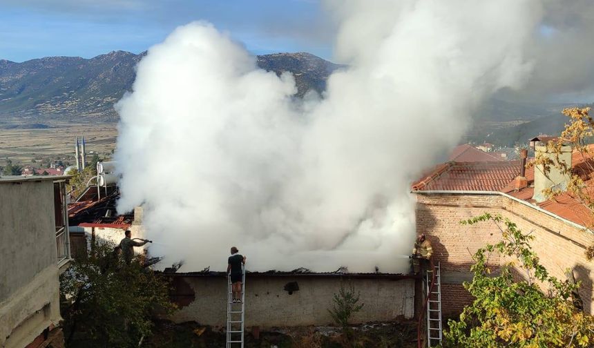 Evde çıkan yangında hayatlarının kaybettiler