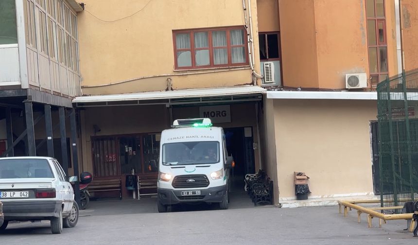 Kargo aracının altında kalan çocuk yaşamını yitirdi