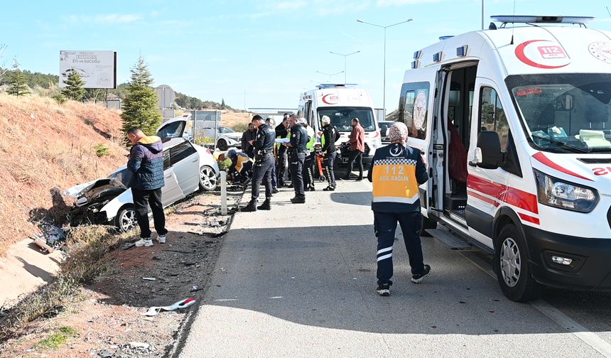 Kırıkkale'de Otomobil ile Hafif Ticari Araç Çarpıştı