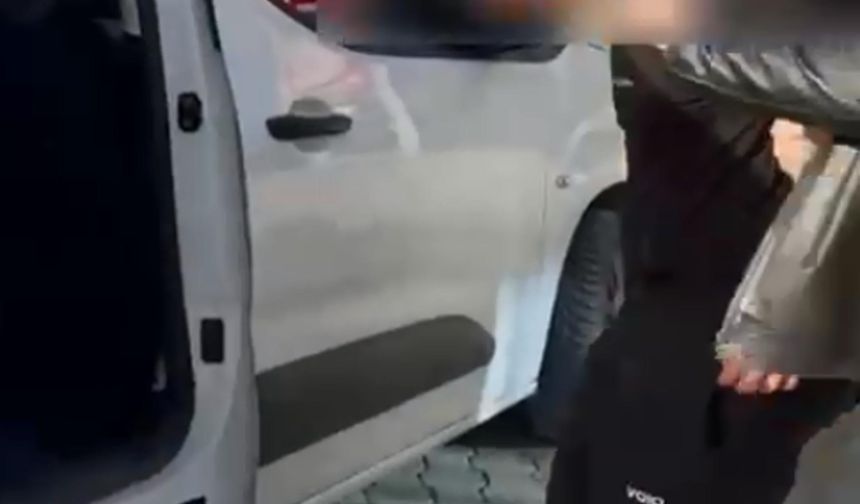 Kur'an'ı Kerim ve Türk bayrağını yakmaya çalıştı