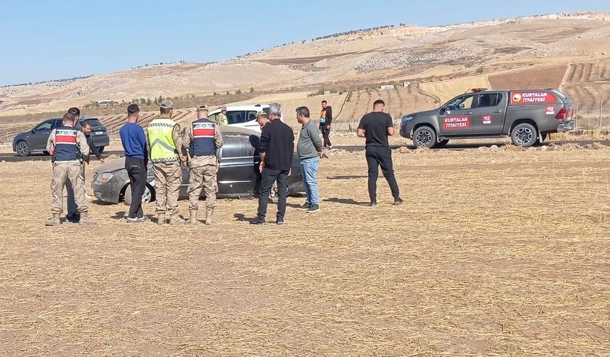 Kurtalan'da otomobil şarampole devrildi