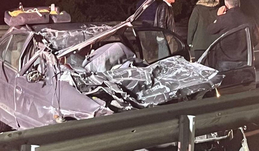 Kütahya'da Otomobil, TIR'ın Altına Girdi