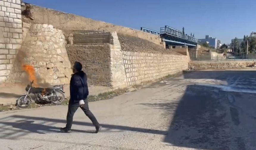 Mardin’de uyuşturucu kullananlara karşı çıktığı için motosikletini yaktı