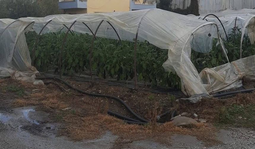 Mersin'de hortumlar evlere zarar verdi