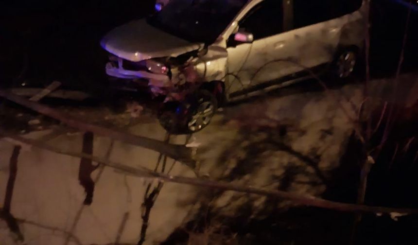 Otomobil virajı alamayınca evin çatısına düştü