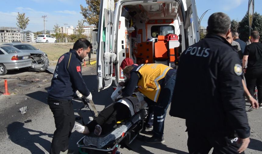 Otomobil yaya geçinde kadına çarptı