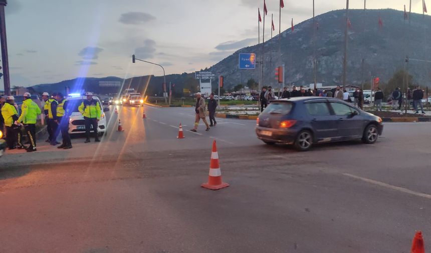 Otomobiliyle motosiklete çarpan şahıs yaya olarak kaçtı: 1 yaralı