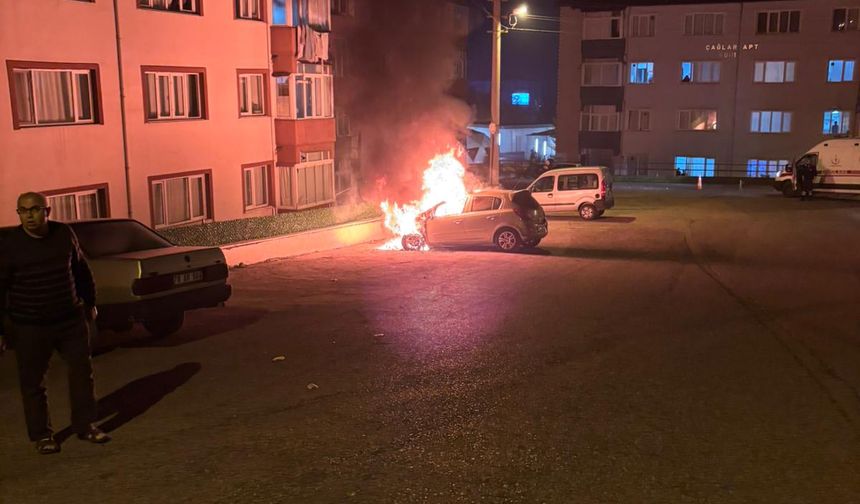 Park halindeki otomobil alev aldı