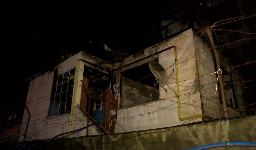 Rize'de 2 katlı ev alevlere teslim oldu