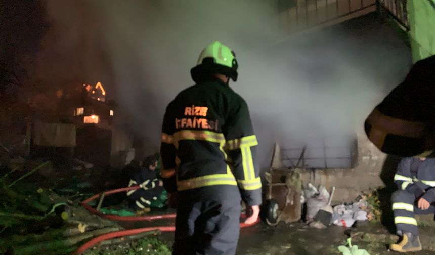 Rize'de 3 katlı binanın kömürlüğü alev aldı