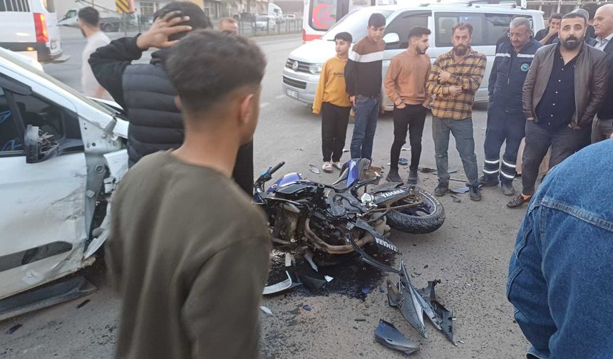 Silopi'de hafif ticari araç ve motosiklet çarpıştı