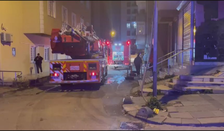 Sultanbeyli'de çatı yangını