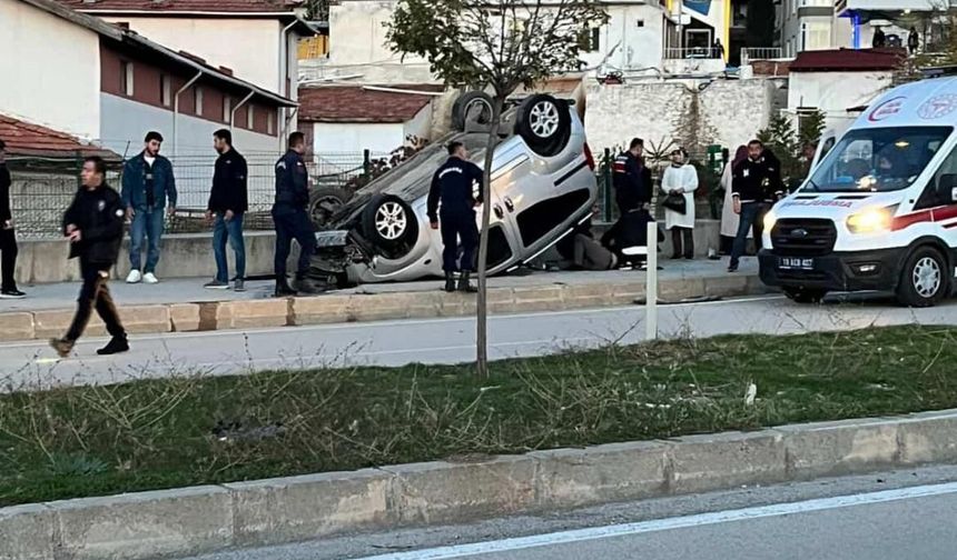 Takla atan otomobil, bisiklet süren Emir'in üzerine devrildi