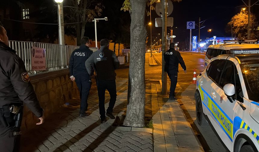 Tramvay Yoluna Giren Otomobil Çevredekilerin Yardımıyla Çıkarıldı