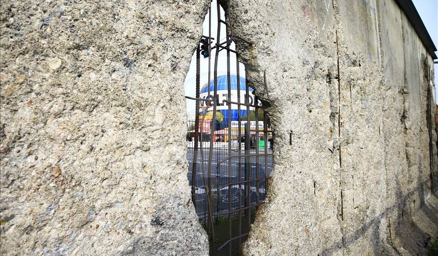 Soğuk Savaş'ın Sonu: Berlin Duvarı'nın Yıkılışı