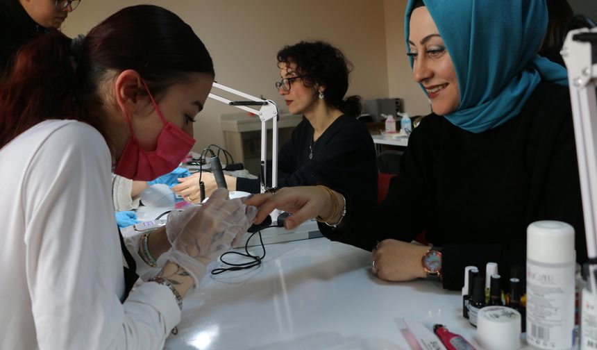 Eskişehir'de Halk Eğitim Merkezi'nde Protez Tırnak Kursu