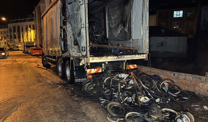 Park halindeki kamyon dorsesinde yangın