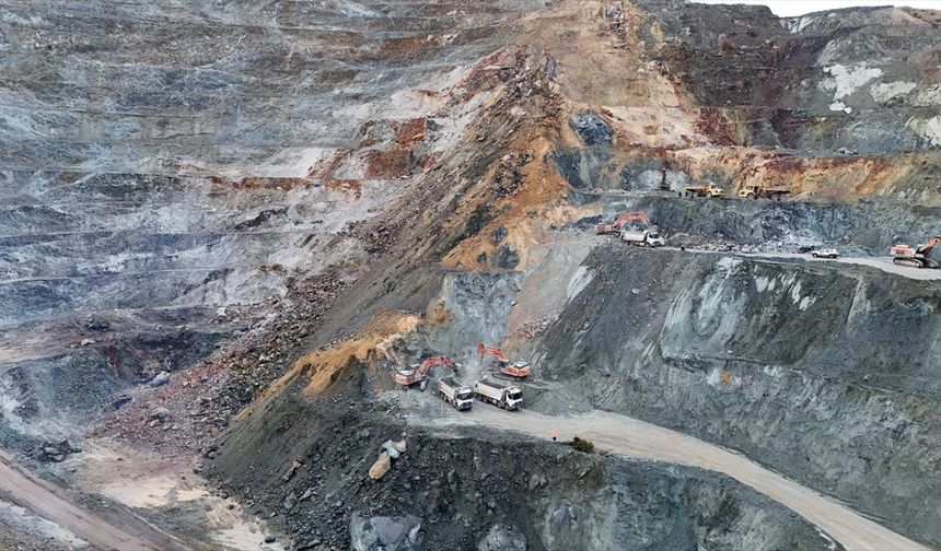 Toprak altında kalan şantiye müdürünü arama çalışmaları sürüyor