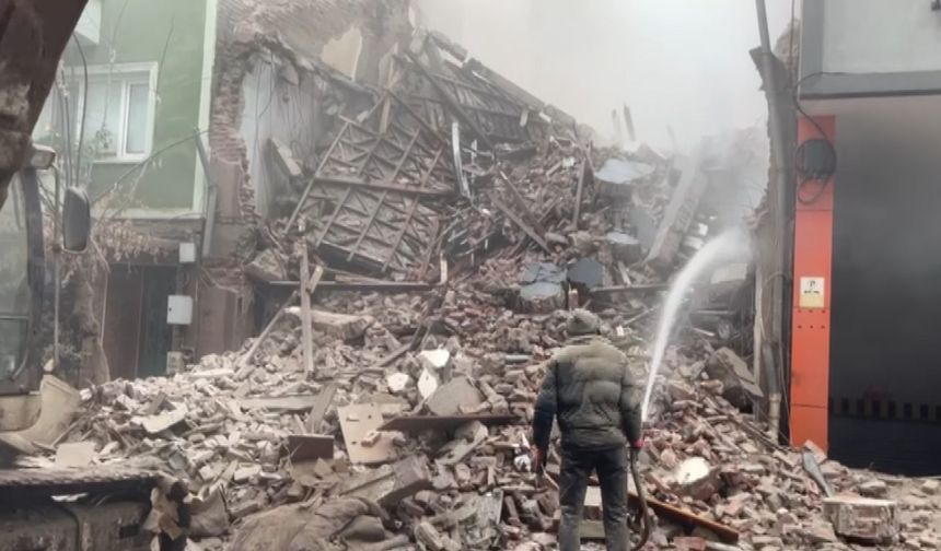 4 Katlı Binanın Sadece En Üst Katı Ayakta Kaldı