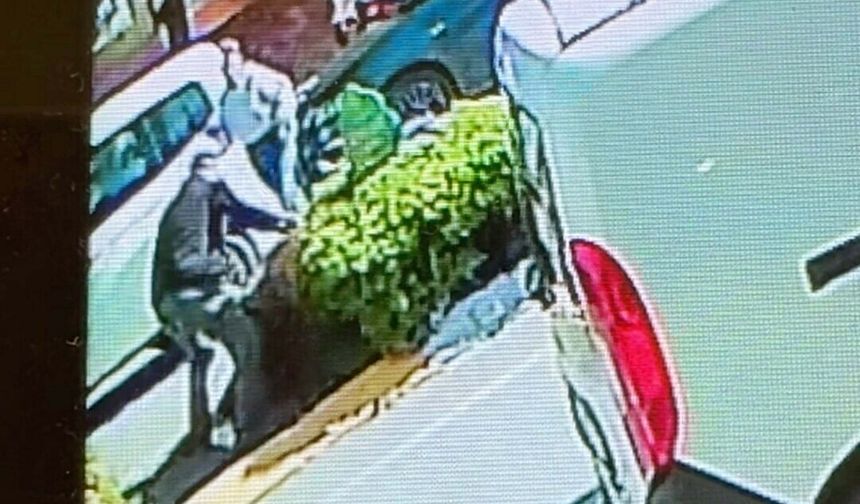 Adliye önünde eşini sırtından bıçakladı