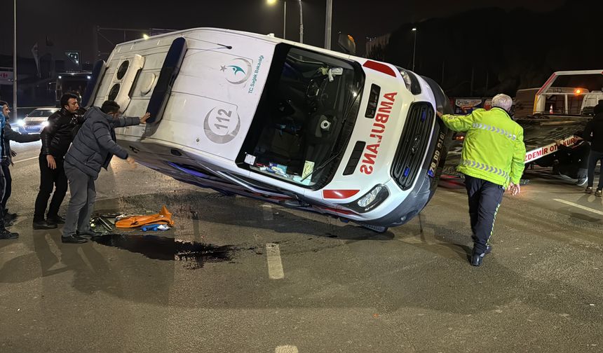 Ambulans ve otomobil çarpıştı: 3 yaralı
