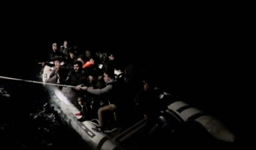 Arıza yapan bottaki 29 kaçak göçmen kurtarıldı: 2 gözaltı