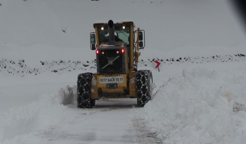 Artvin'de Kar Yolları Kapattı, Sürücüler Ateşle Isındı