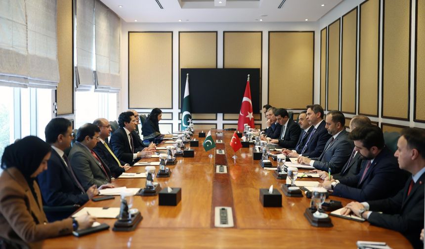 Bakan Bayraktar İslamabad’da Petrol Bakanı ile görüştü