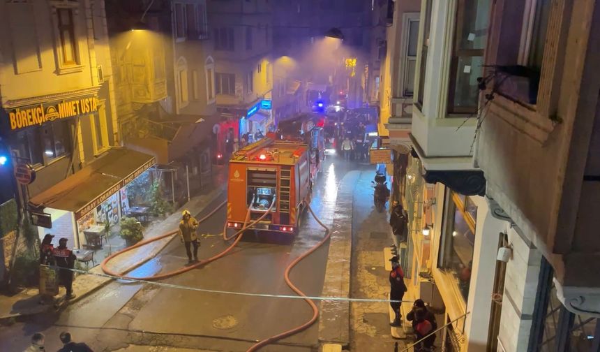 Beyoğlu'nda bina çıkan yangında patlamalar oluştu