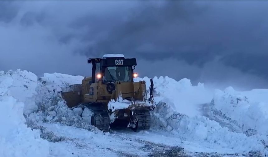 Beytüşşebep'ta karla mücadele sürüyor