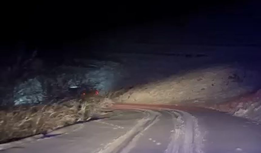 Buzlanmadan dolayı yoldan çıkan ambulansı kamyonet sürücüsü kurtardı