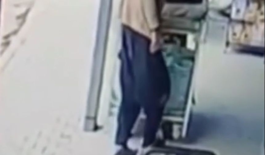 Çamurlu ayakkabısını çıkardı, çorapla alışveriş yaptı