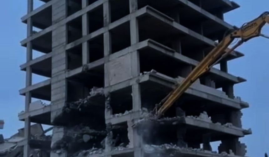 Gaziantep'te ağır hasarlı bina yıkıldı