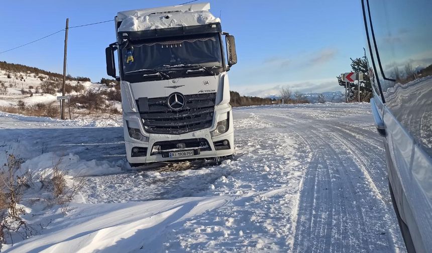 Ilgar Geçidi'ne kar engeli: Araçlar yolda kaldı