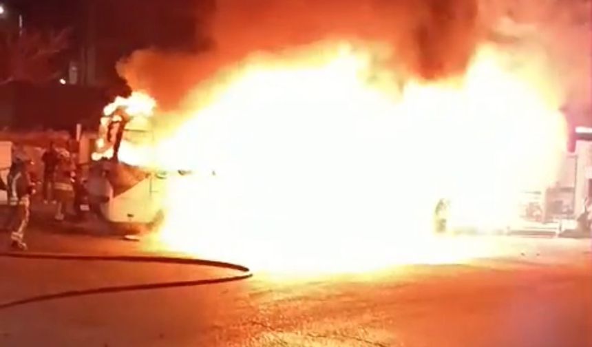 Manisa'da midibüste çıkan yangın, 5 motosiklete sıçradı