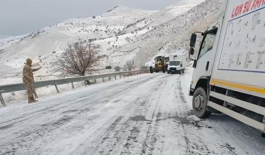Muş'ta yolda kalan araçlar kurtarıldı