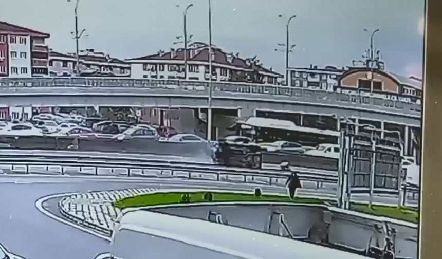 Önce beton bariyere çarptı ardından devrilip sürüklendi