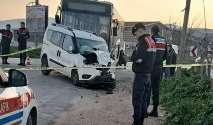 Otobüsle Hafif Ticari Aracın Ölümlü Kazası