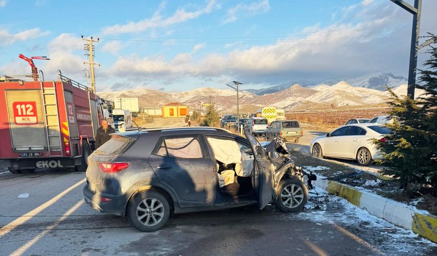 Otomobil ve öğrenci servisi çarpıştı: Yaralılar var