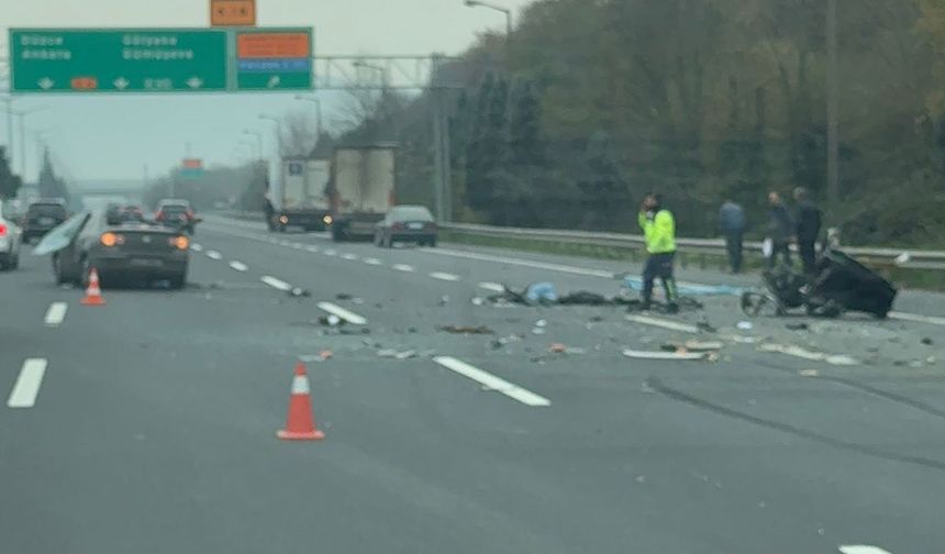 Otoyolda otomobil çekiciye çarptı