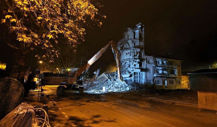 Sındırgı'da depremde hasar gören binaların yıkımına başlandı