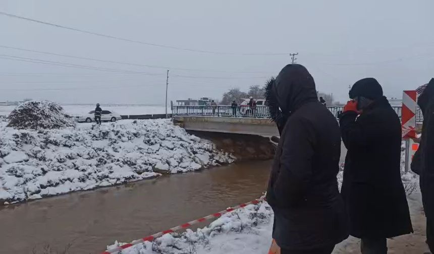 Su kanalına düşe otomobildeki 4 kişi aranıyor