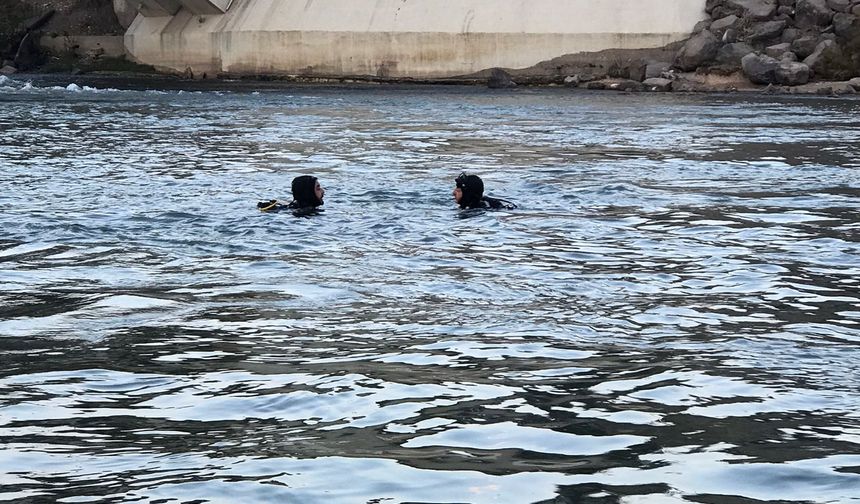 Terliğini almak isterken Dicle Nehri'ne düştü