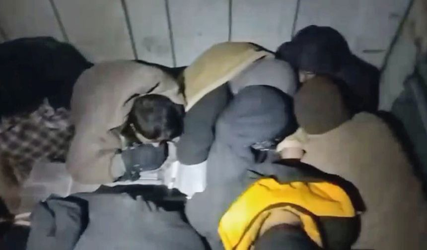 TIR'ın dorsesinden kaçak göçmenler çıktı