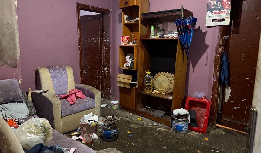 Trabzon’da 3 ayrı evden tonlarca çöp tahliye edildi