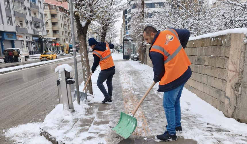 Van'da 90 yerleşim yeri yolu kapandı